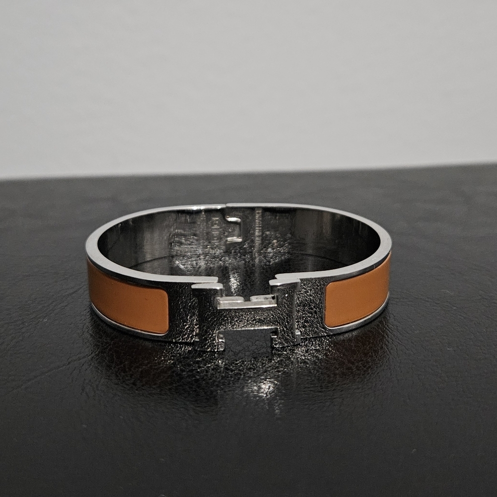 Sale: Women's "Hermes" Clic Bracelet - Picture 2 of 8